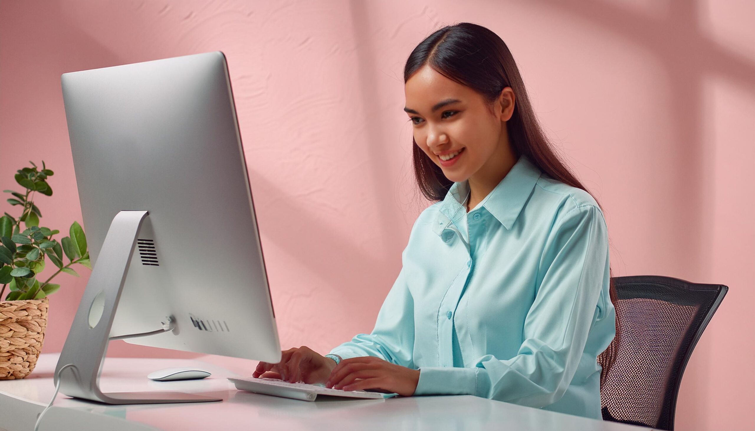 Meta Beschreibung: Asiatische Frau am Computer